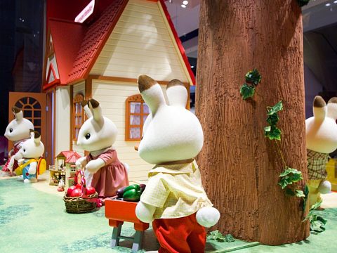 Фото 2 работы «Оформление витрины для бренда «Sylvanian Families» в «ЦДМ» на Лубянке»