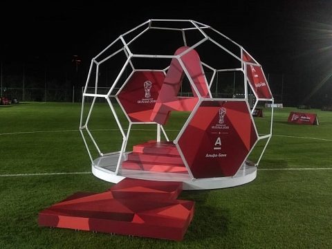 Фото 2 работы «Объемная инсталляция «Футбольный мяч» Альфа-банка»