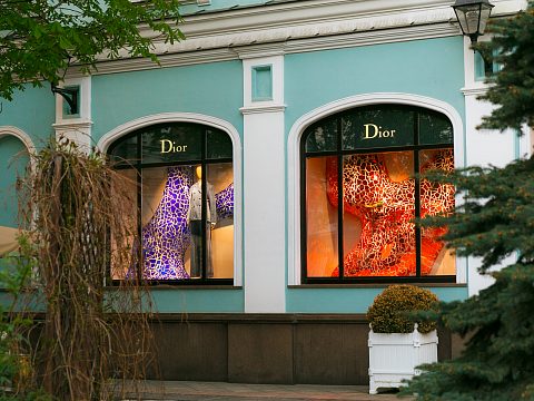 Фото 2 работы «Оформление витрин бутиков Dior весна-лето 2018»