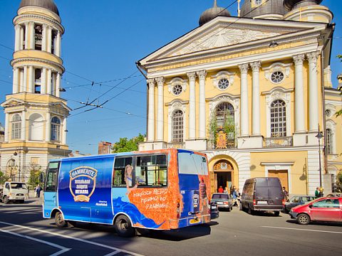 Фото 3 работы «Hammerite раскрасил городские автобусы»