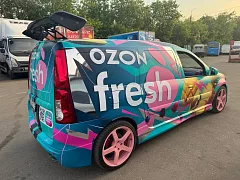 Lada Largus для OZON Fresh: полная оклейка с зеркальным хромом — фото 3, изготовитель Брендрайв